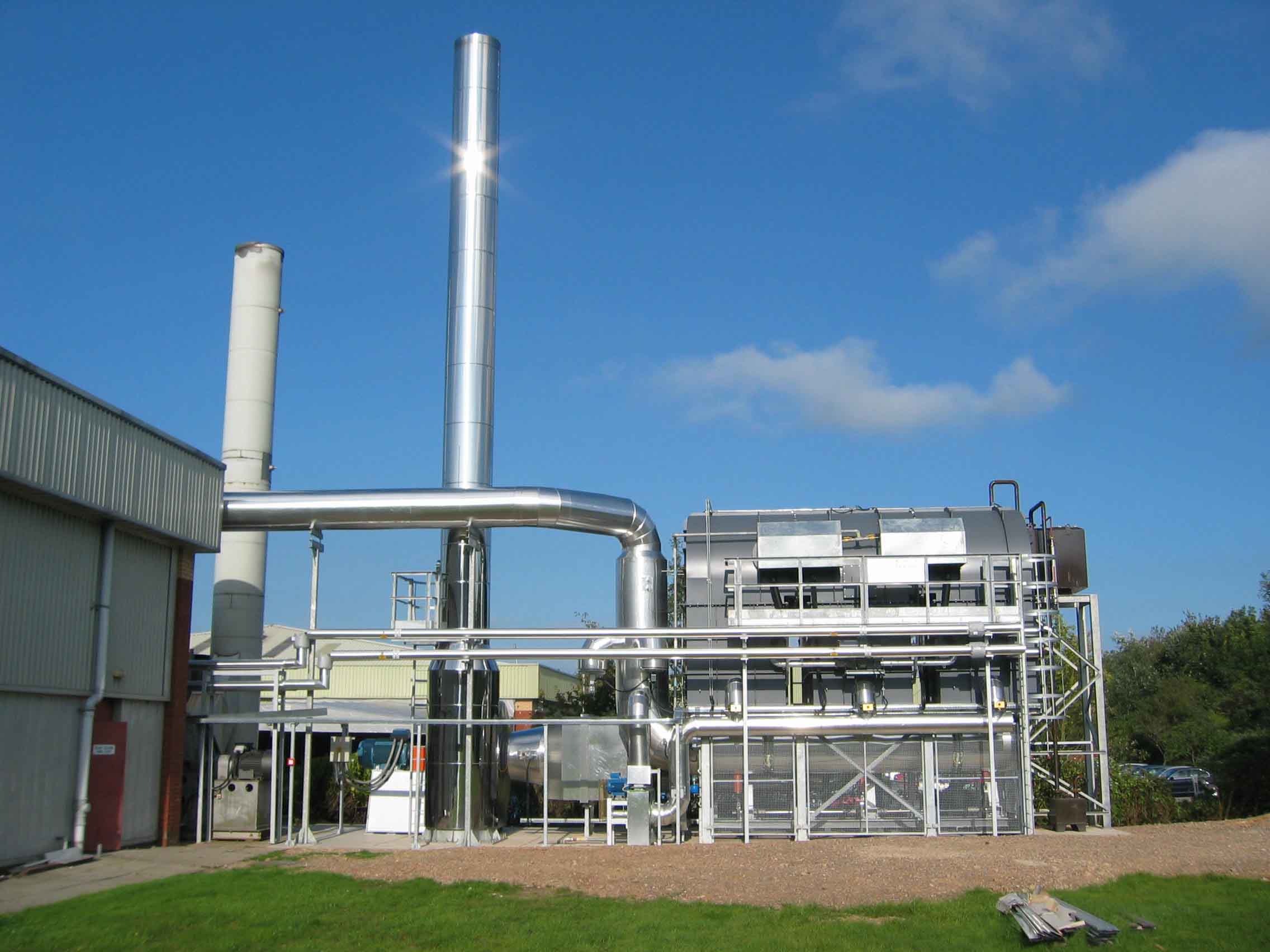 Foto di Ossidatore termico rigenerativo e modulo di recupero energetico per alimentazione impianto, riscaldamento, acqua sanitaria. Film adesivi in vinile, UK, 2004