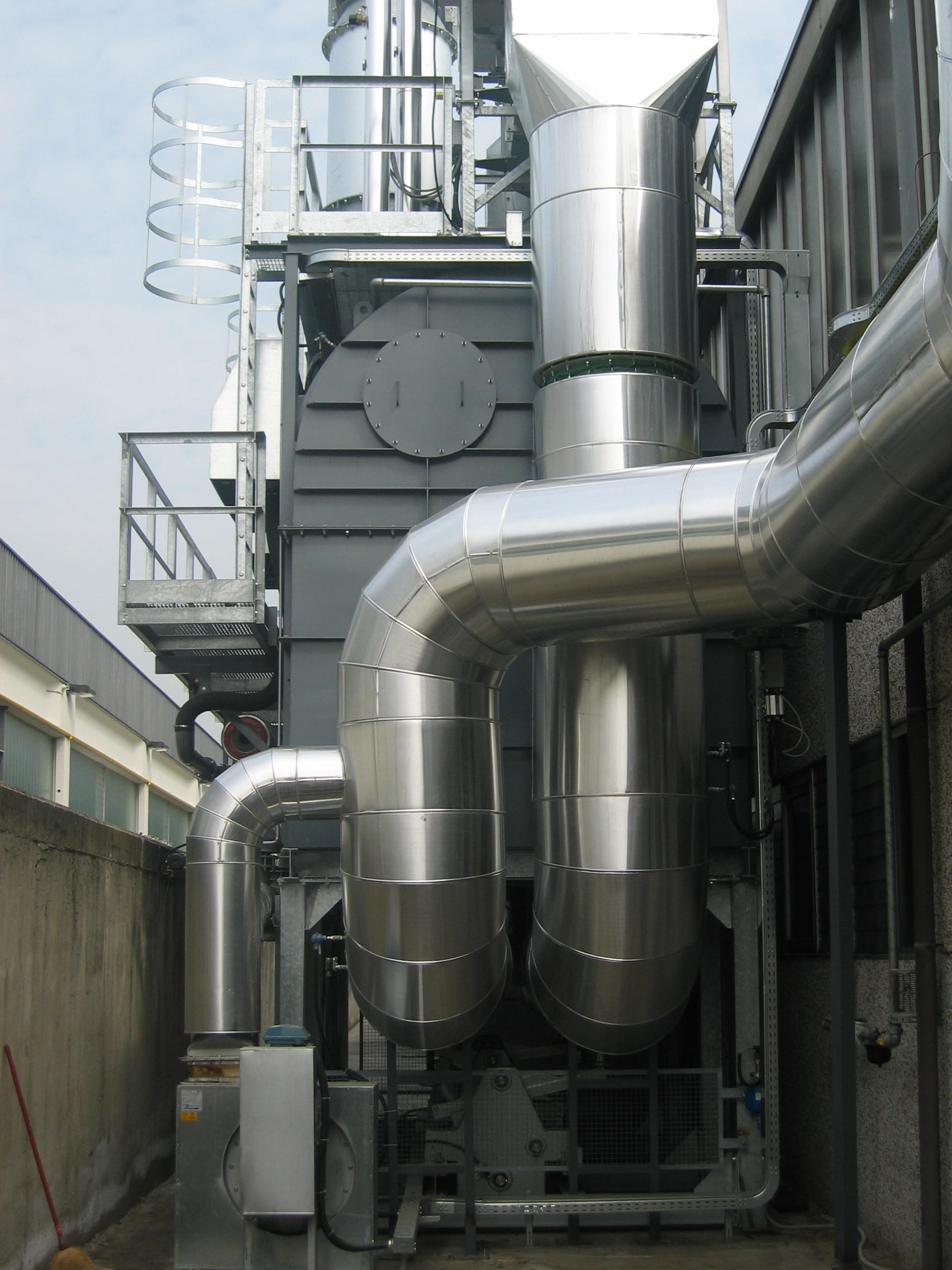 Foto di Ossidatore termico rigenerativo e modulo di recupero energetico per riscaldamento, acqua sanitaria. Stampa Roto Offset, Italia, 2003